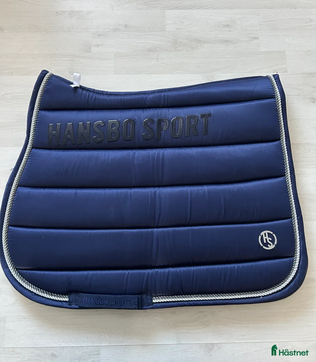 Schabrak & Vojlockar hästutrustning till salu: HS Schabrak Satin - Annons 1