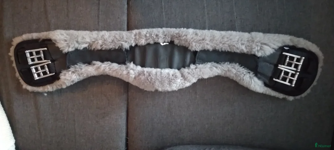 Sadeltillbehör hästutrustning till salu: Mattes Crescent Slim Line 70cm i Norrtälje - Annons 1