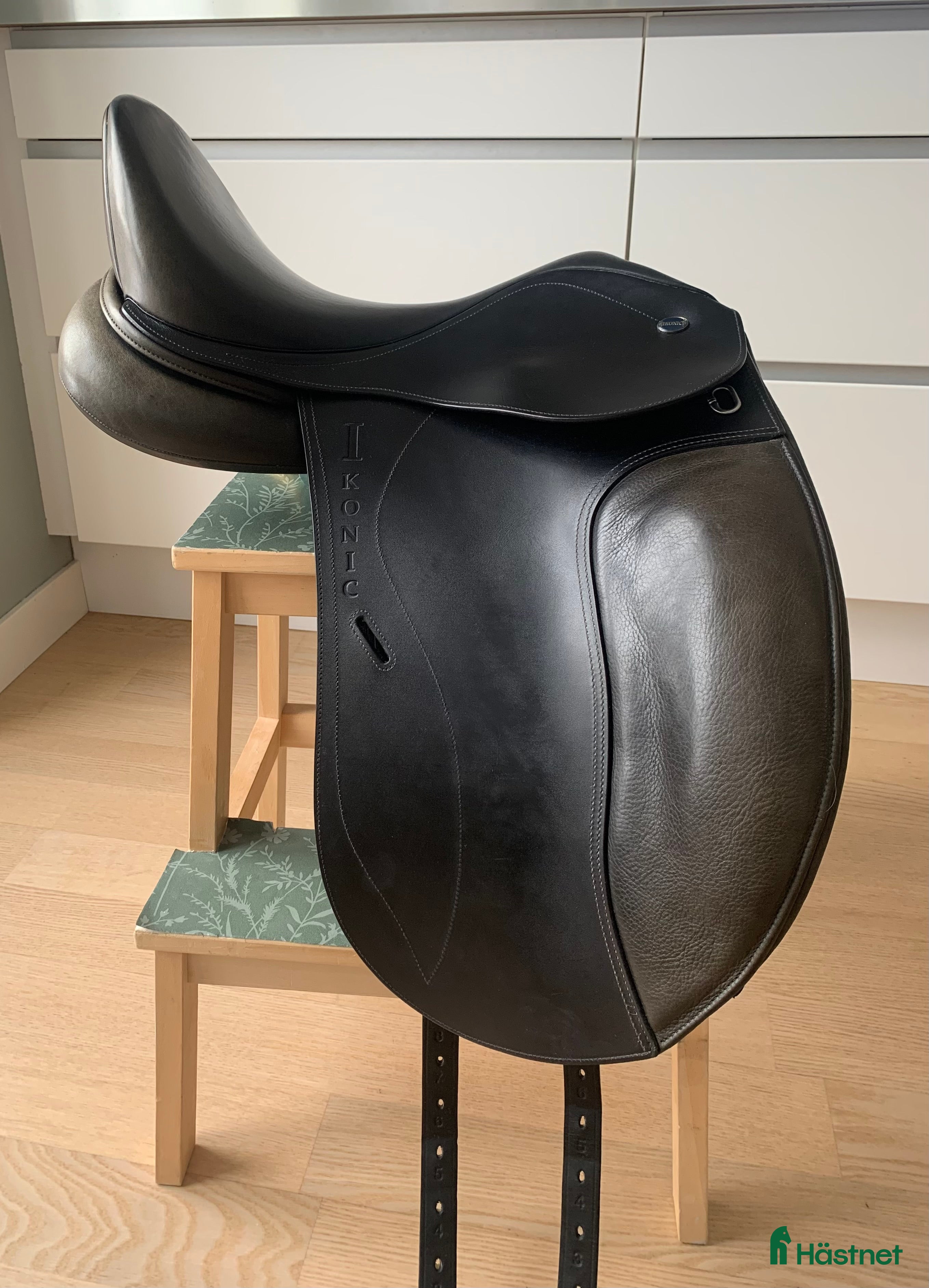 Sadlar hästutrustning till salu: Ikonic dressyr 16,5”. Koppjärn i Veddige - Annons 2