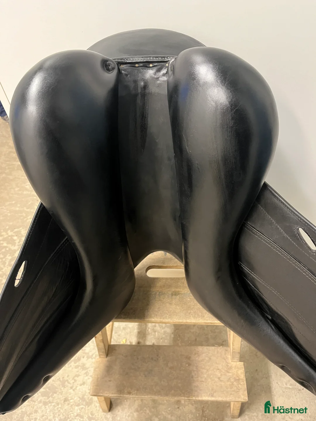 Sadlar hästutrustning till salu: Santa Cruz dressyrsadel.  i Kramfors - Annons 3