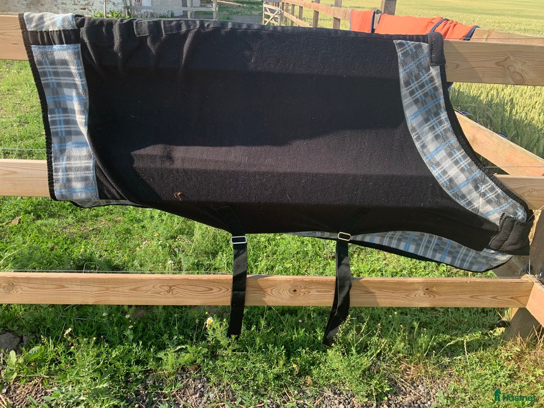 Täcken hästutrustning till salu: Fleecetäcken stl.125 och nya lindor - Annons 3