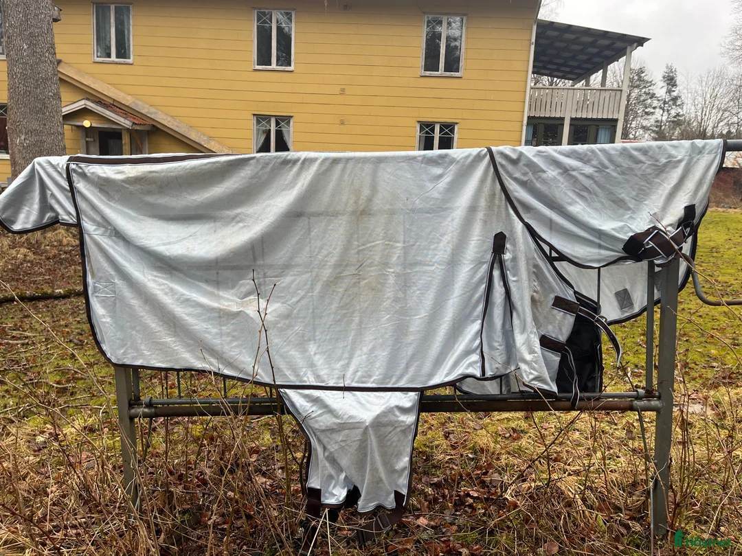 Täcken hästutrustning till salu: Flugtäcke strl 145 - Annons 2