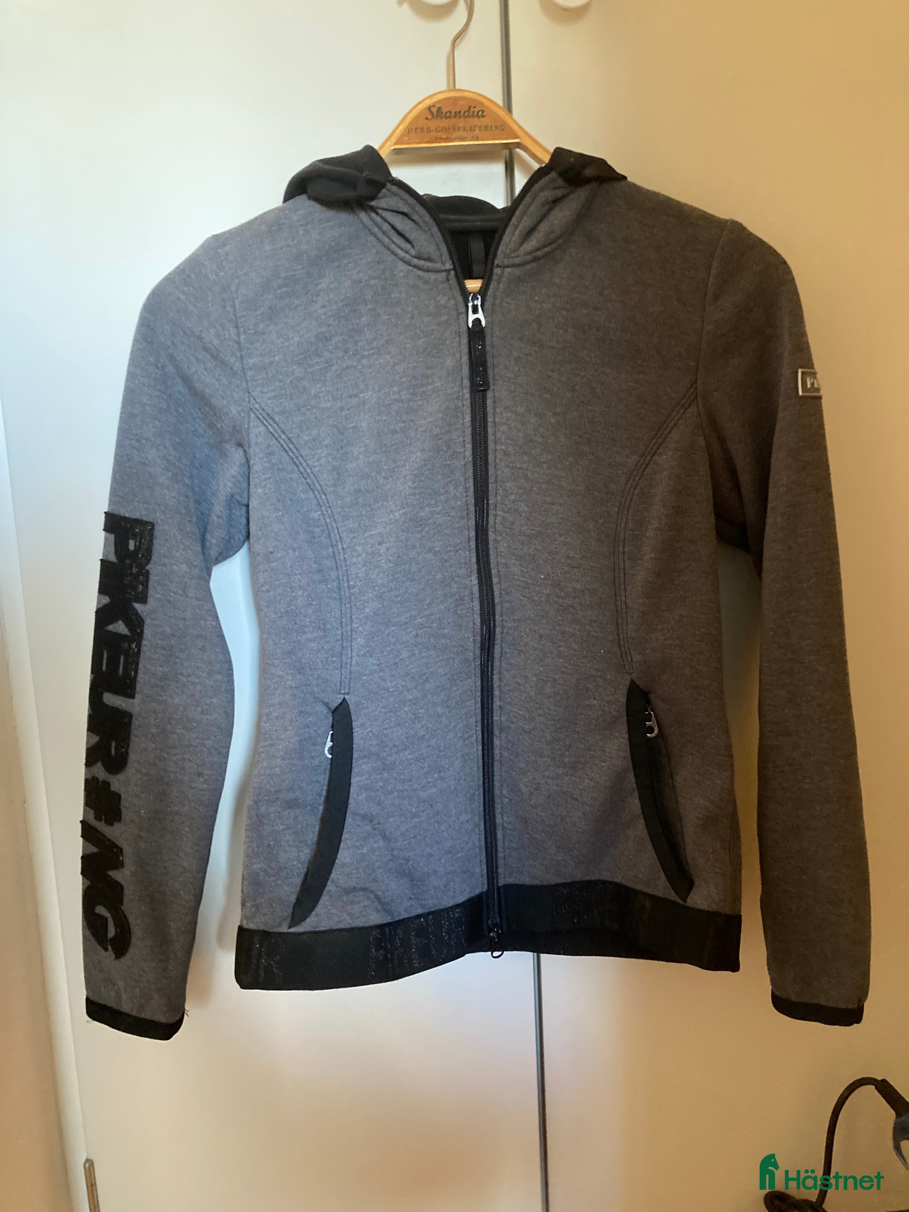 Jackor &amp; Kavajer ryttarutrustning till salu: Pikeur huvtröja i Älvsjö - Annons 20