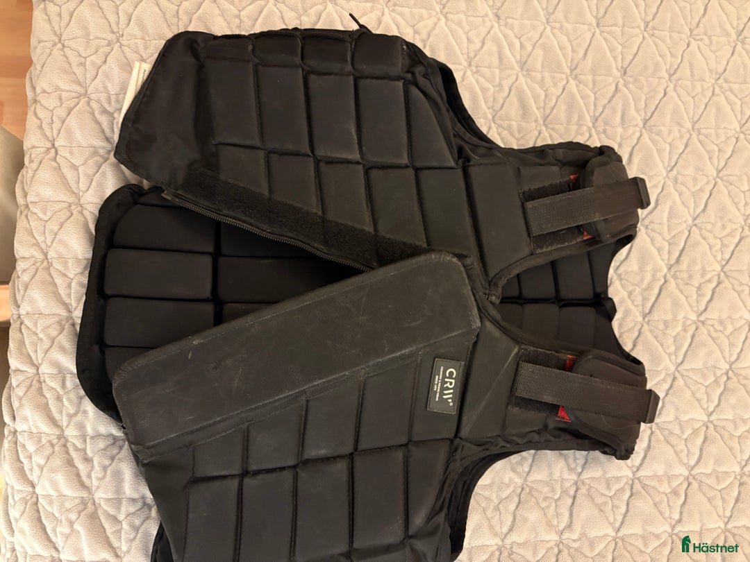 Säkerhetsvästar ryttarutrustning till salu: CRW svart junior väst klassisk i Stockholm - Annons 3