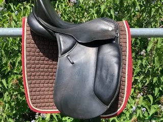 Sadlar hästutrustning Tysk dressyrsadel med djup sits - Annons 1