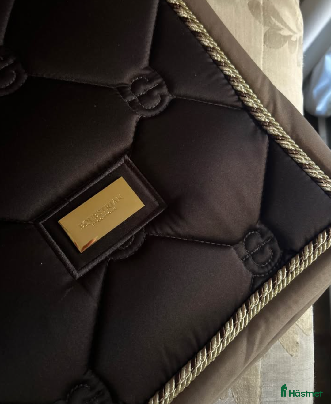 Schabrak & Vojlockar hästutrustning till salu: Dressyrschabrak Golden Brown Equestrian Stockholm i Stockholm - Annons 3