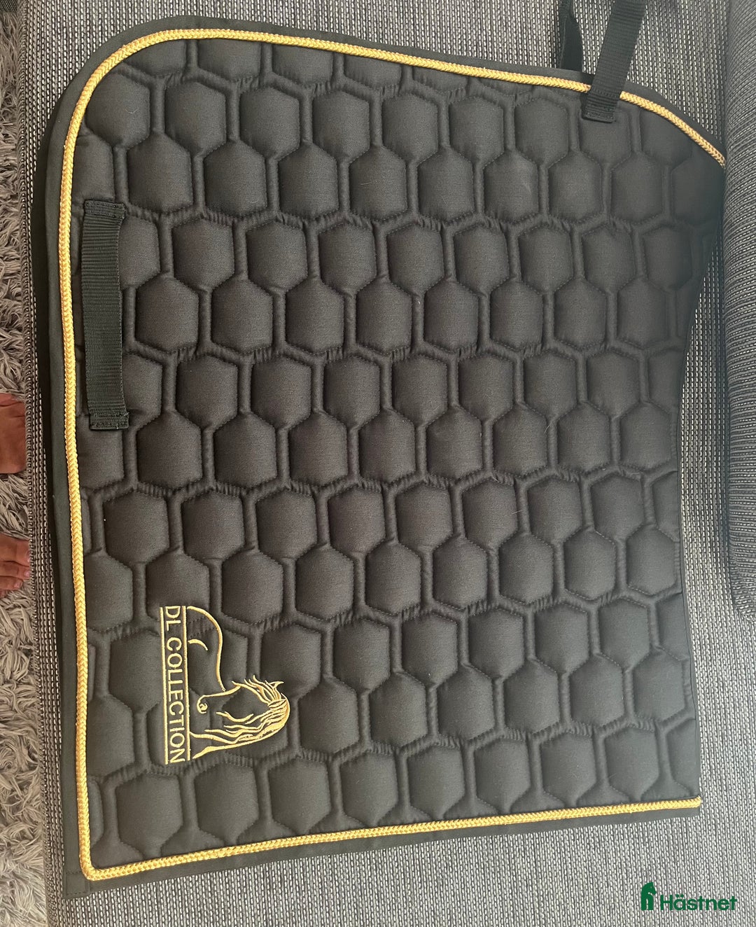 Schabrak & Vojlockar hästutrustning till salu: Nytt schabrak i svart och guld i Segeltorp - Annons 2