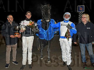 hästar V75 vinnaren The Black Rose i Halmstad - Annons 12