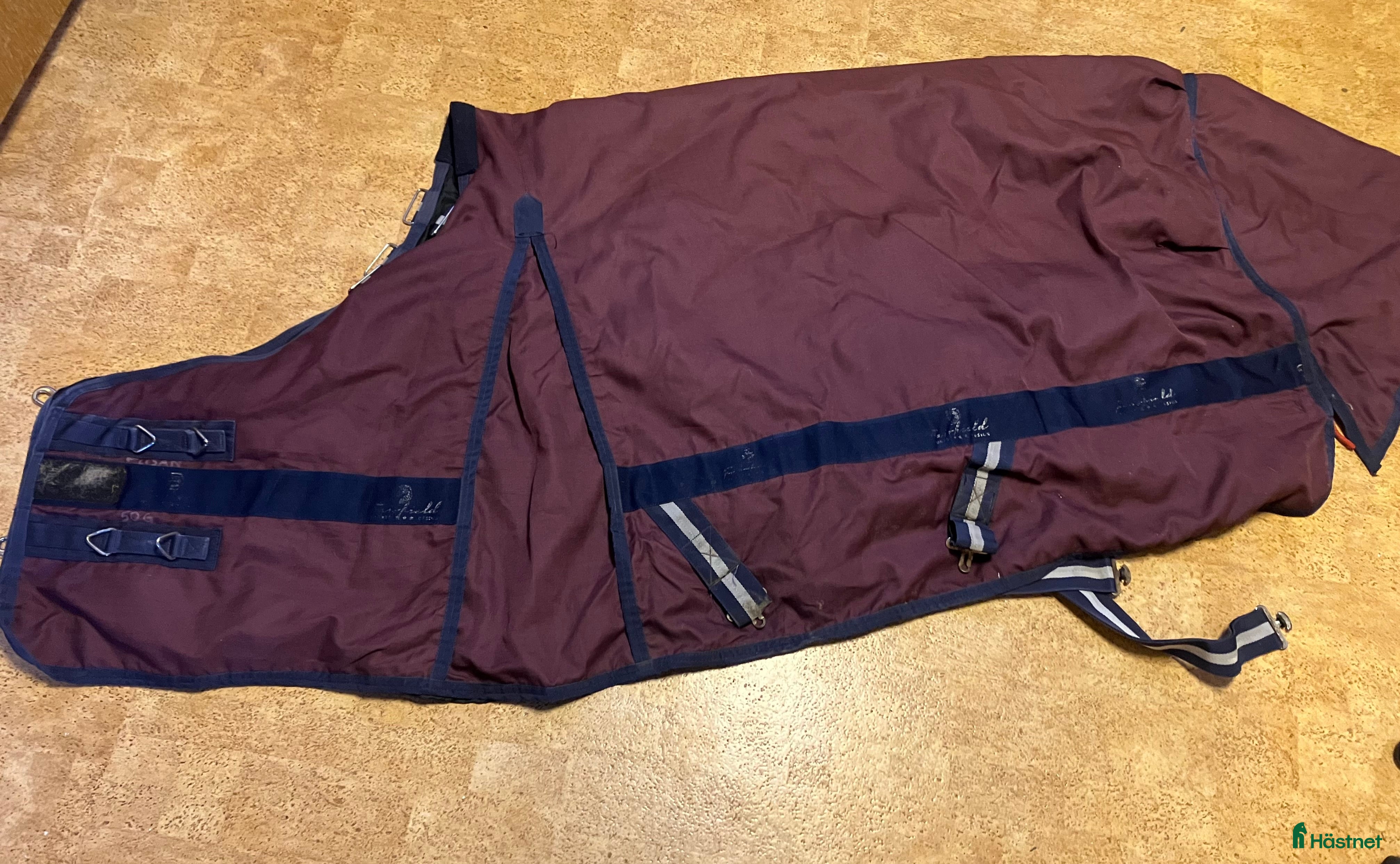 Täcken hästutrustning till salu: Utetäcke med hals - Annons 7