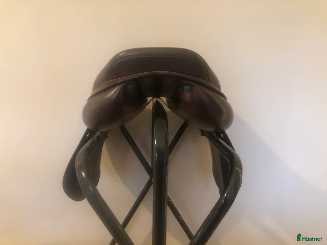 Sadlar hästutrustning till salu: Hoppsadel Equipe Expression Linnea 17 tum - Annons 4