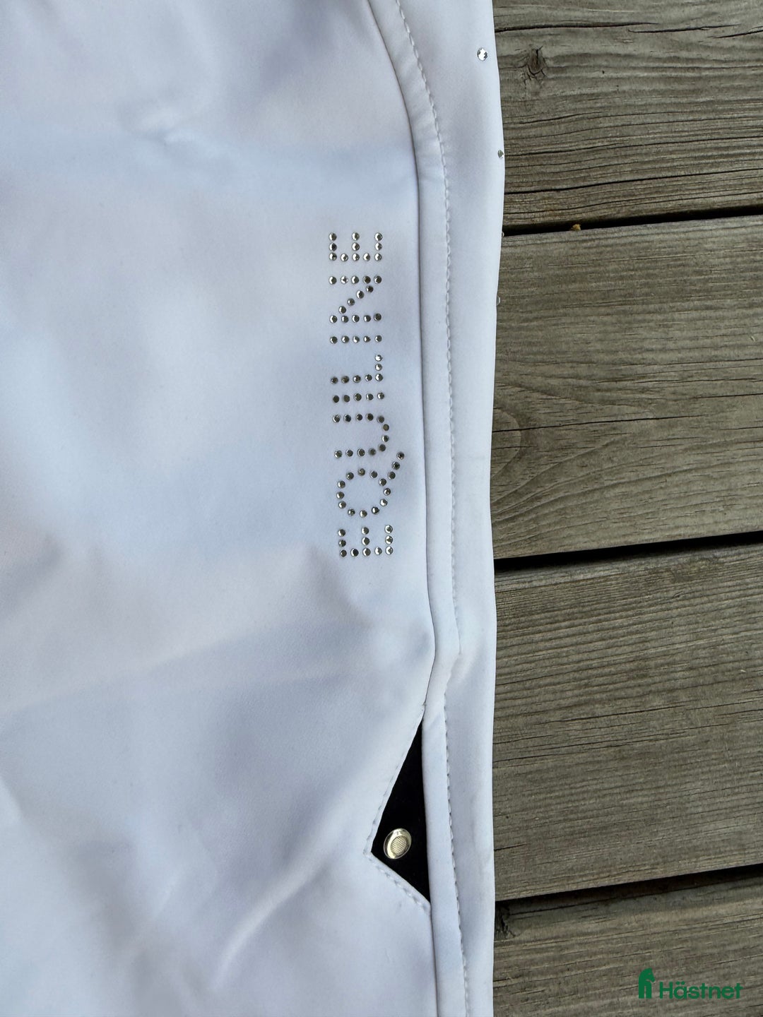 Ridbyxor ryttarutrustning till salu: Equiline vita knäskodda ridbyxor i Lund - Annons 2