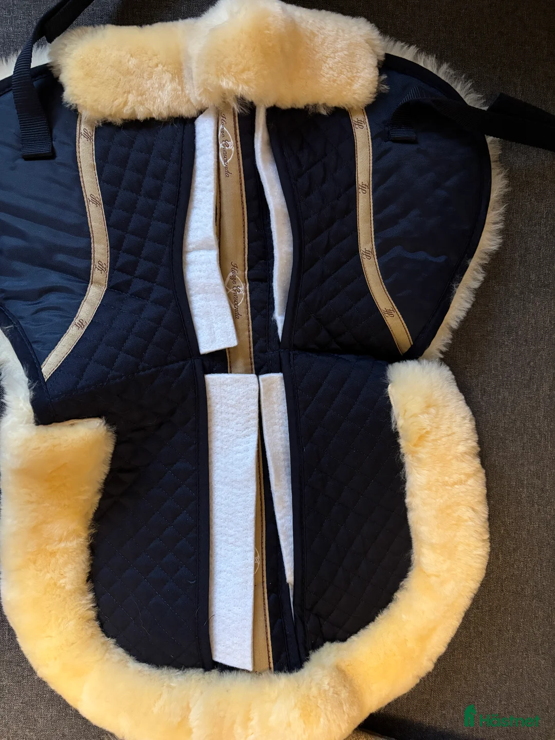 Sadeltillbehör hästutrustning till salu: Ny fårskinnspad från Horze  i Sparreholm - Annons 5