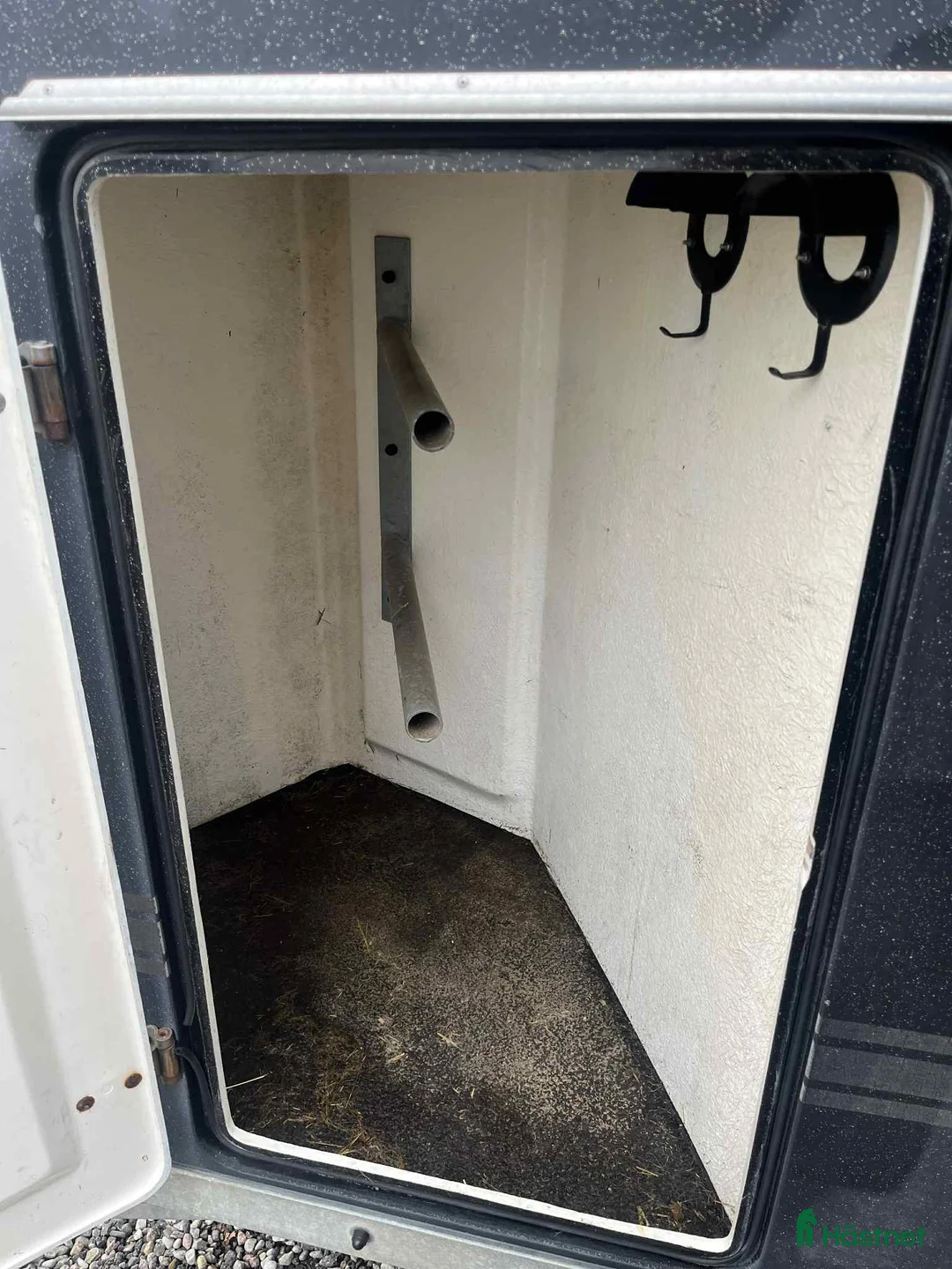 Hästtransporter  fordon & transport till salu: Hästtransport i glasfiber med sadelkammare i Löderup - Annons 4