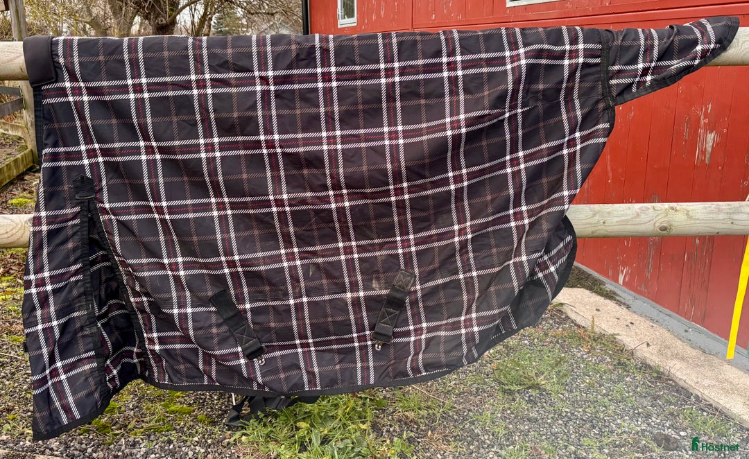 Täcken hästutrustning till salu: Snyggt 150g Eskadrontäcke i Lund - Annons 1