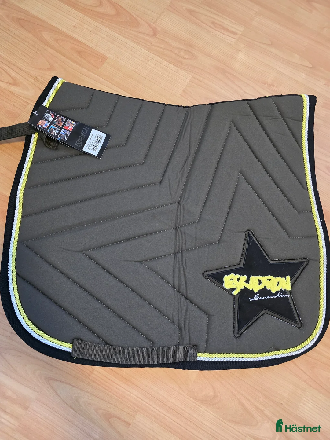 Schabrak & Vojlockar hästutrustning till salu: Eskadron dressyrschabrak NYTT - Annons 1