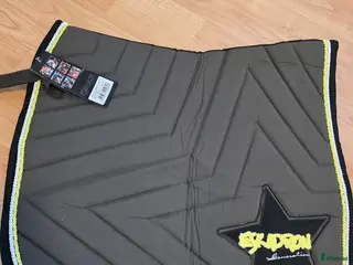 Schabrak & Vojlockar hästutrustning till salu: Eskadron dressyrschabrak NYTT - Annons 2