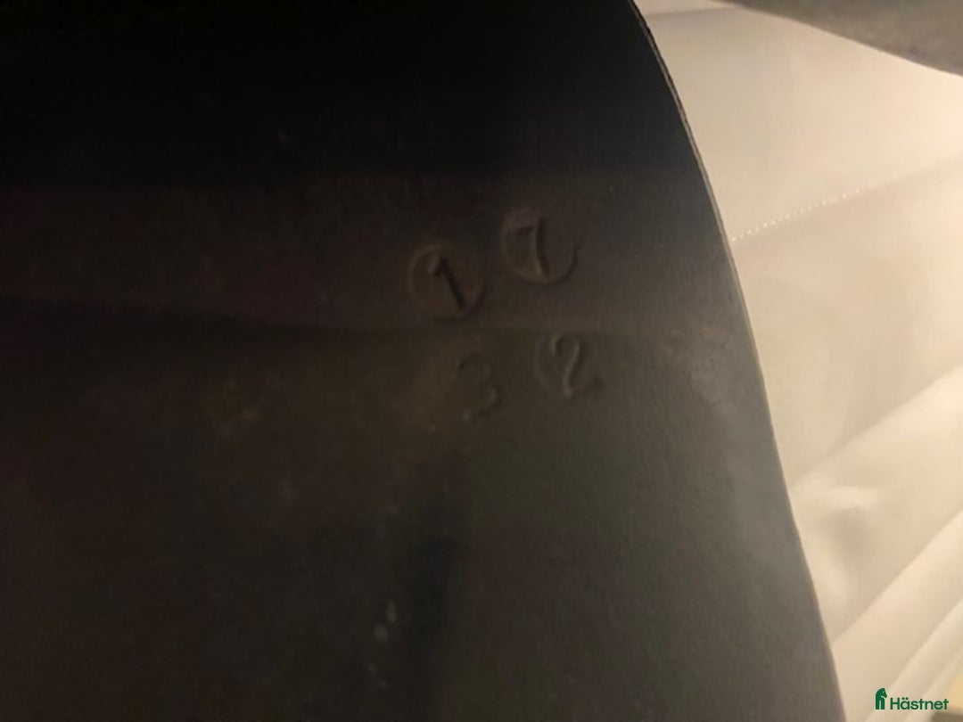 Sadlar hästutrustning till salu: Crown Ideal Jessica dressyrsadel 17 tum vid bom i Årsta - Annons 3