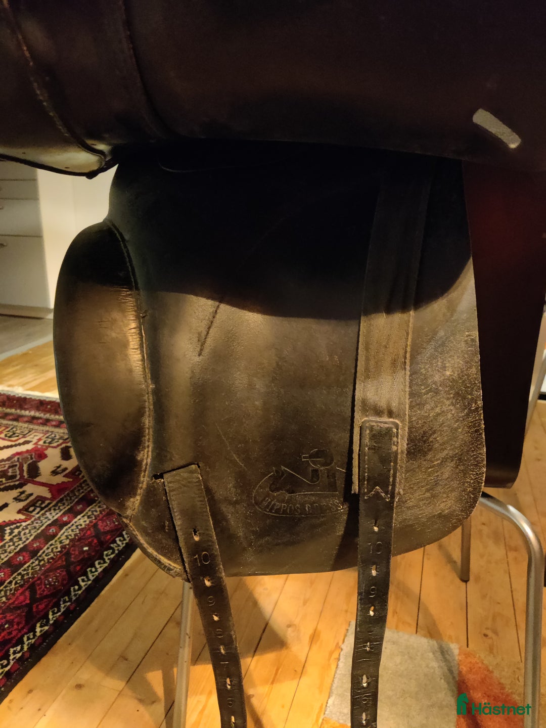 Sadlar hästutrustning till salu: Äldre sadel säljes billigt i Klockrike - Annons 2