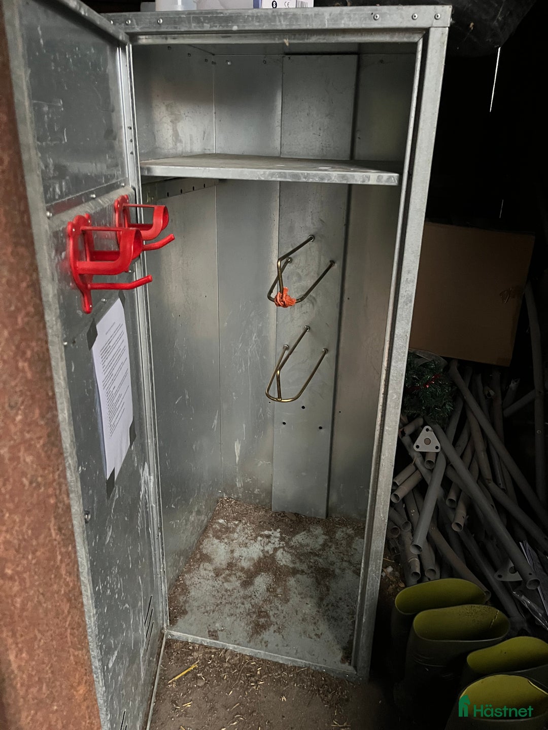 Stallinredning, stängsel & gård övrig utrustning till salu: Sadelskåp i metall i Järfälla - Annons 1