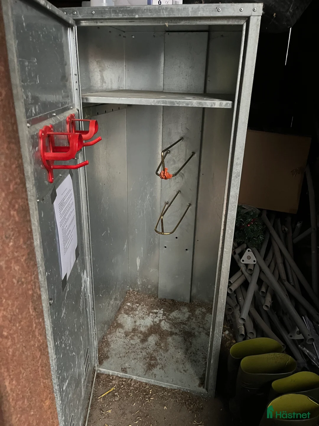 Stallinredning, stängsel & gård övrig utrustning till salu: Sadelskåp i metall i Järfälla - Annons 1