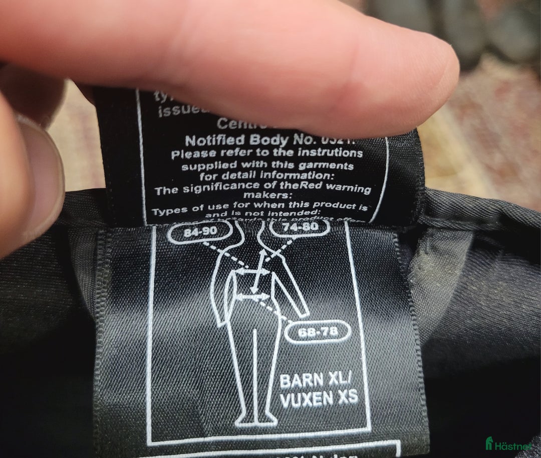 Säkerhetsvästar ryttarutrustning till salu: Säkerhetsväst 4st Airowear mfl i Norrtälje - Annons 8