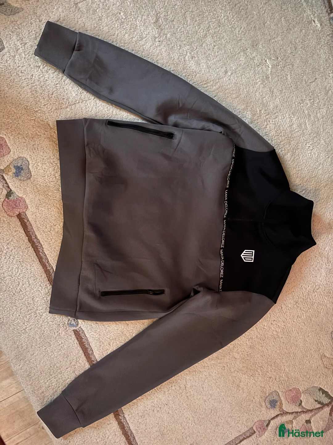 Jackor & Kavajer ryttarutrustning till salu: Maya delorez tjocktröja XL i Uppsala - Annons 1