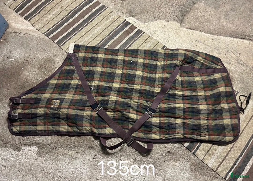 Täcken hästutrustning till salu: Fodrat stalltäcke - Annons 1