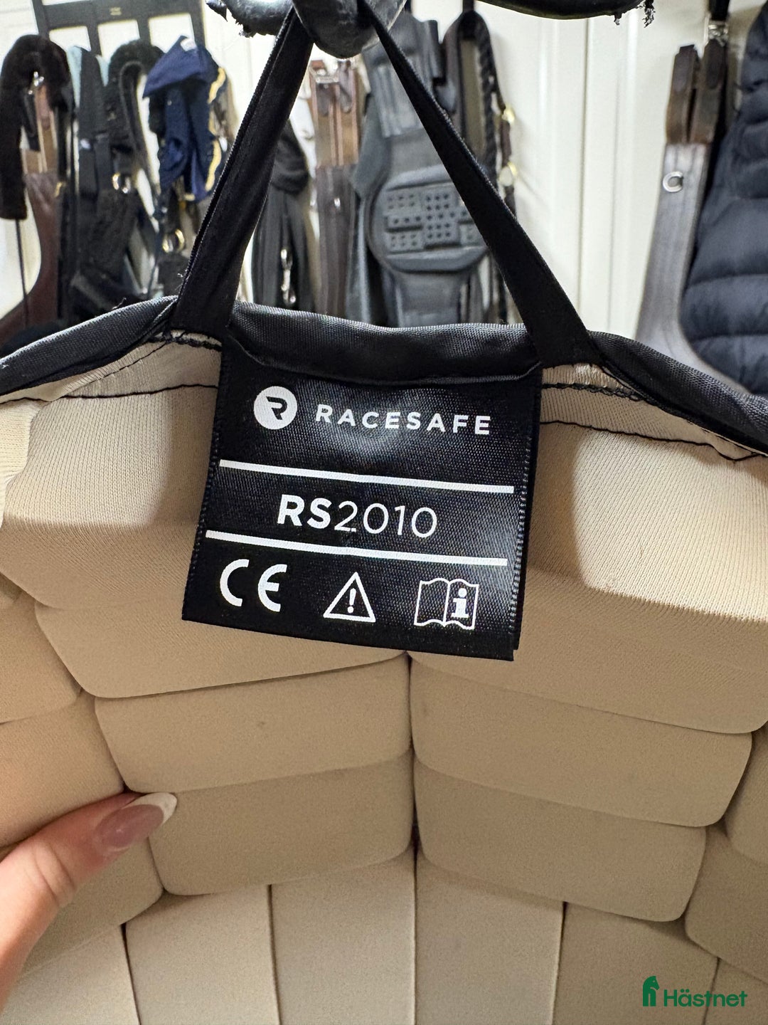 Säkerhetsvästar ryttarutrustning till salu: Race safe väst ! i Vallda - Annons 2