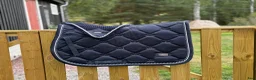 Schabrak & Vojlockar hästutrustning till salu: Equestrian Stockholm set med schabrak och huva i Åkersberga - Annons 4