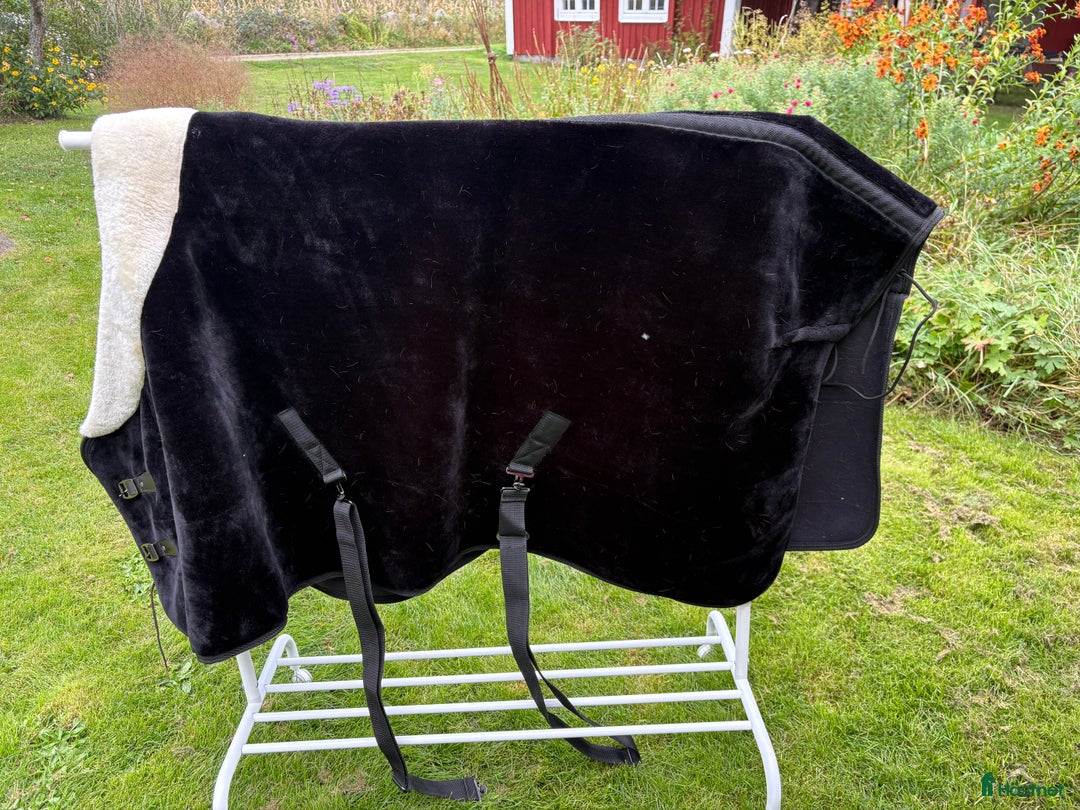 Täcken hästutrustning till salu: Teddy/fleece täcke i Tävelsås - Annons 1
