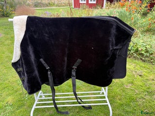 Täcken hästutrustning till salu: Teddy/fleece täcke i Tävelsås - Annons 2