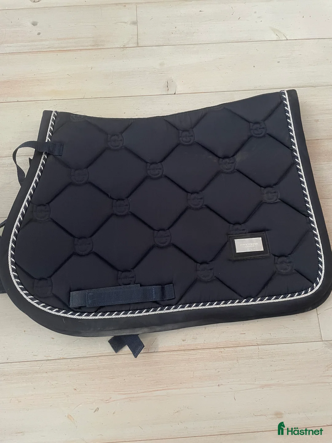 Schabrak & Vojlockar hästutrustning till salu: Marinblått Equestrian Stockholm schabrak i Mockfjärd - Annons 2