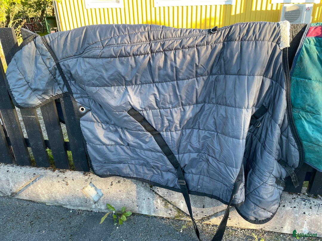 Täcken hästutrustning till salu: 4 täcken för maxad B eller liten C i Norrtälje - Annons 1