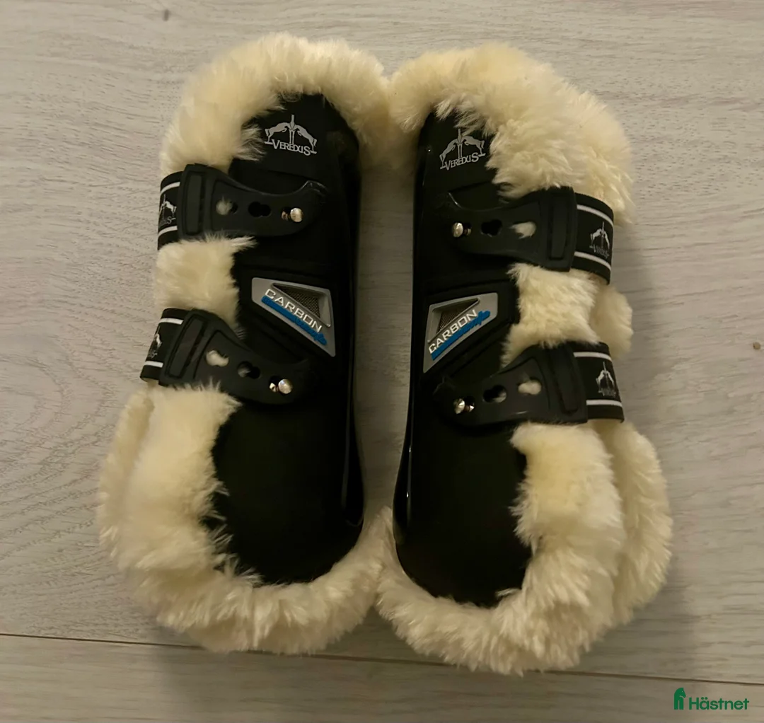 Benskydd hästutrustning till salu: Nya Veredus senskydd med fluff i Åmål - Annons 1