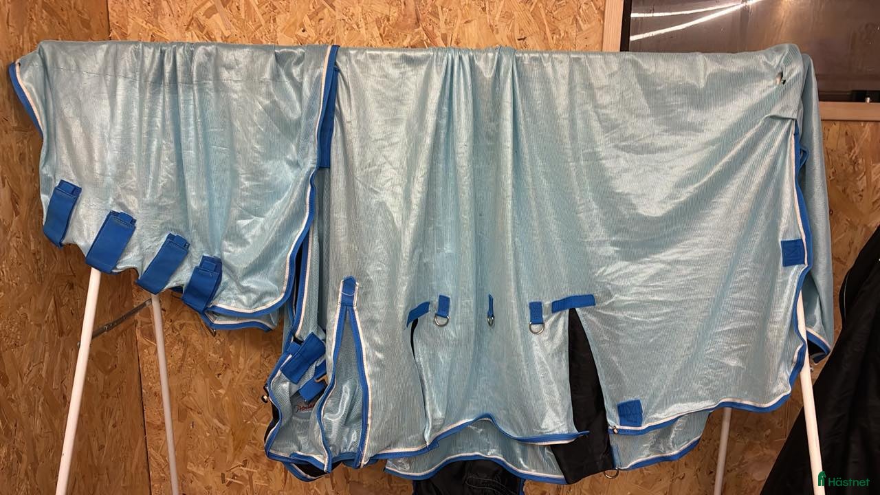 Täcken hästutrustning till salu: Stl 125 Flugtäcke med hals i Söderköping - Annons 1