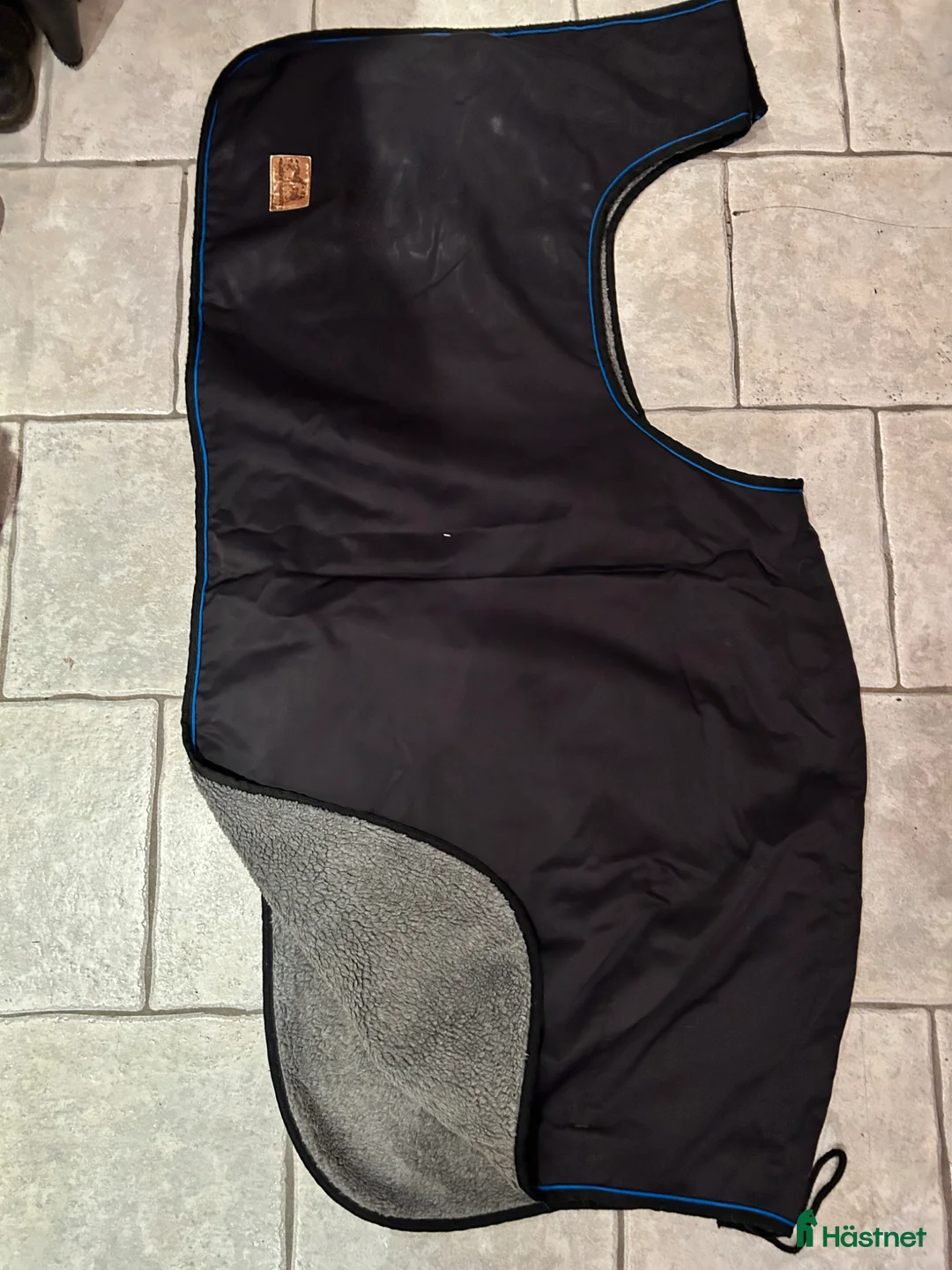 Täcken hästutrustning till salu: Två Skrittäcke stl P - Annons 1