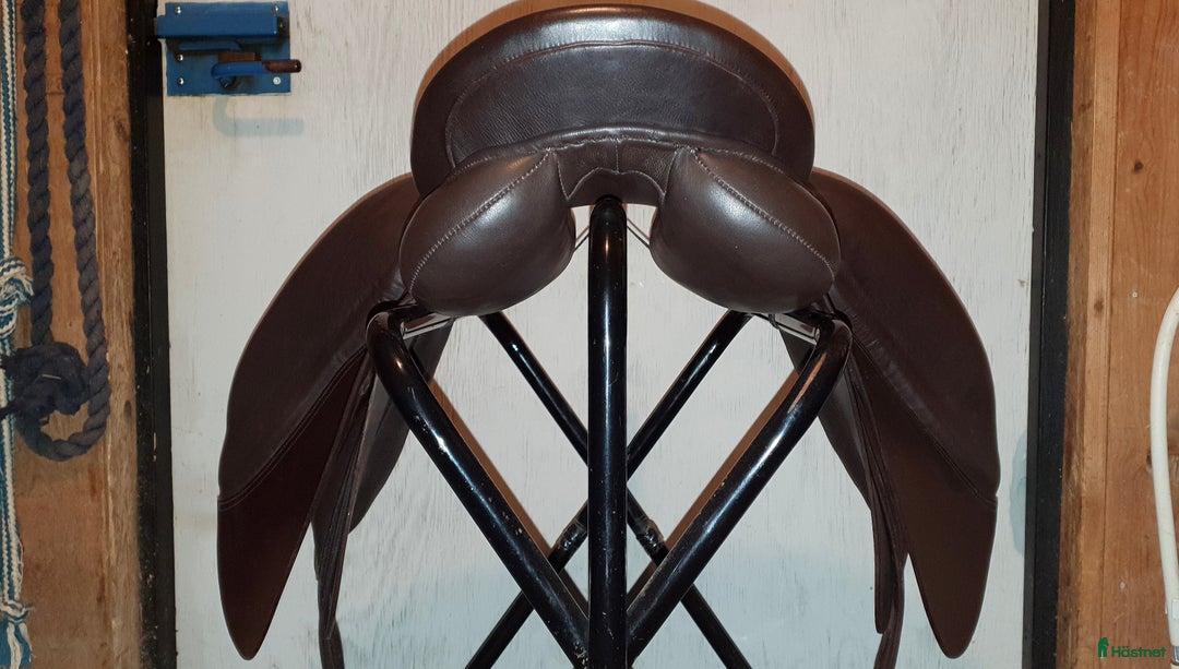 Sadlar hästutrustning till salu: Nästan ny med ändringsbar bomvidd i Skövde - Annons 3