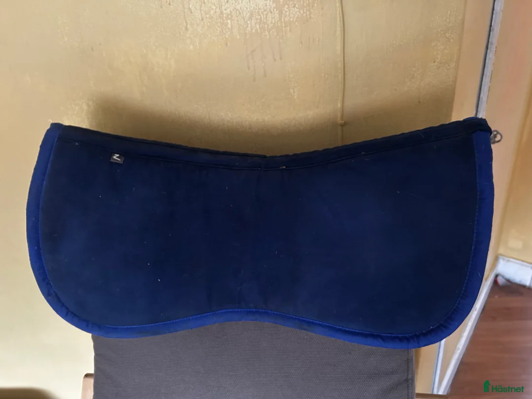 Sadeltillbehör hästutrustning till salu: Tjock memoryfoam pad strl full i Hörby - Annons 1