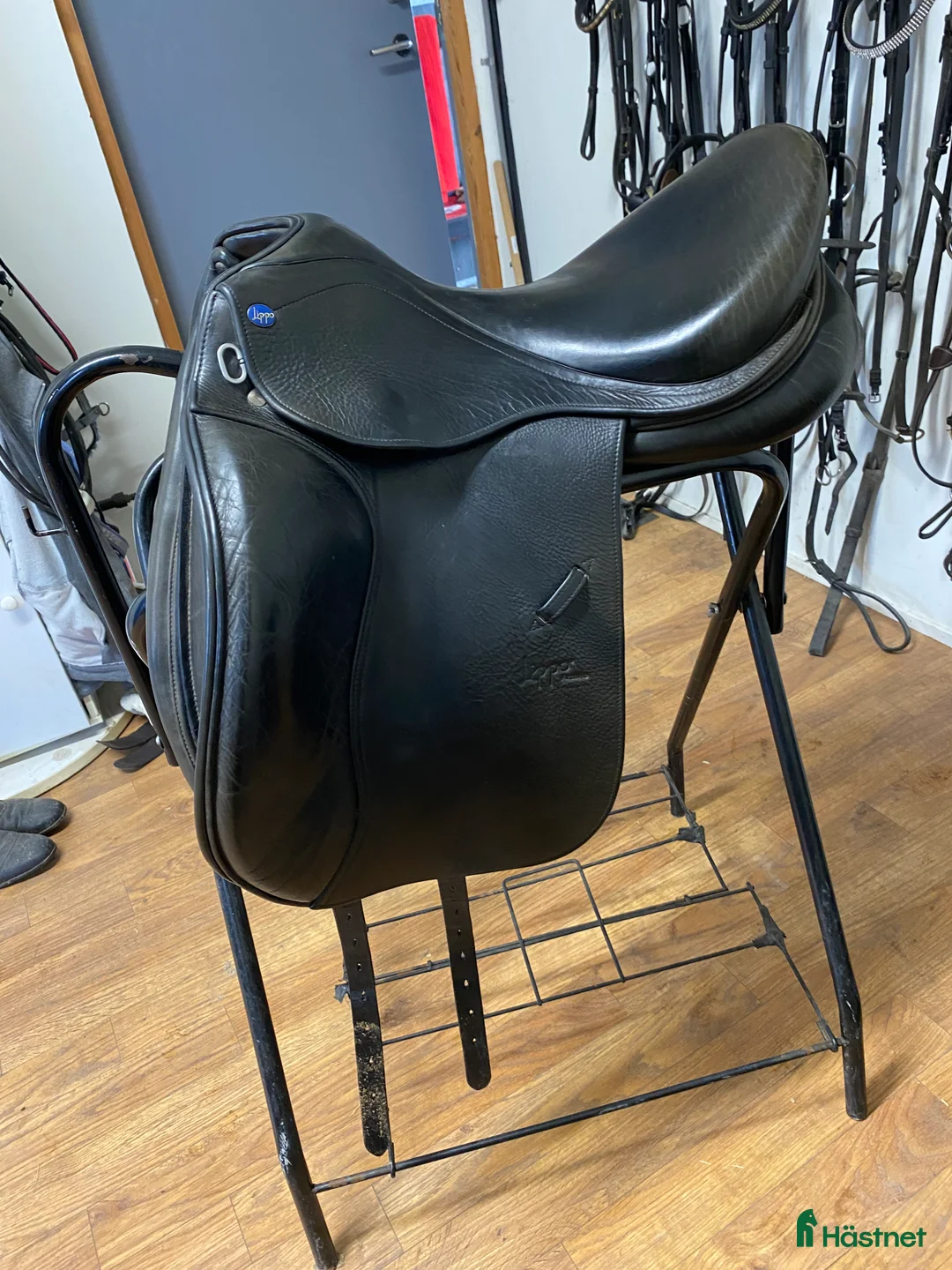 Sadlar hästutrustning till salu: Svart dressyr lippo sadel - Annons 1
