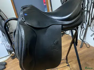 Sadlar hästutrustning till salu: Svart dressyr lippo sadel - Annons 2