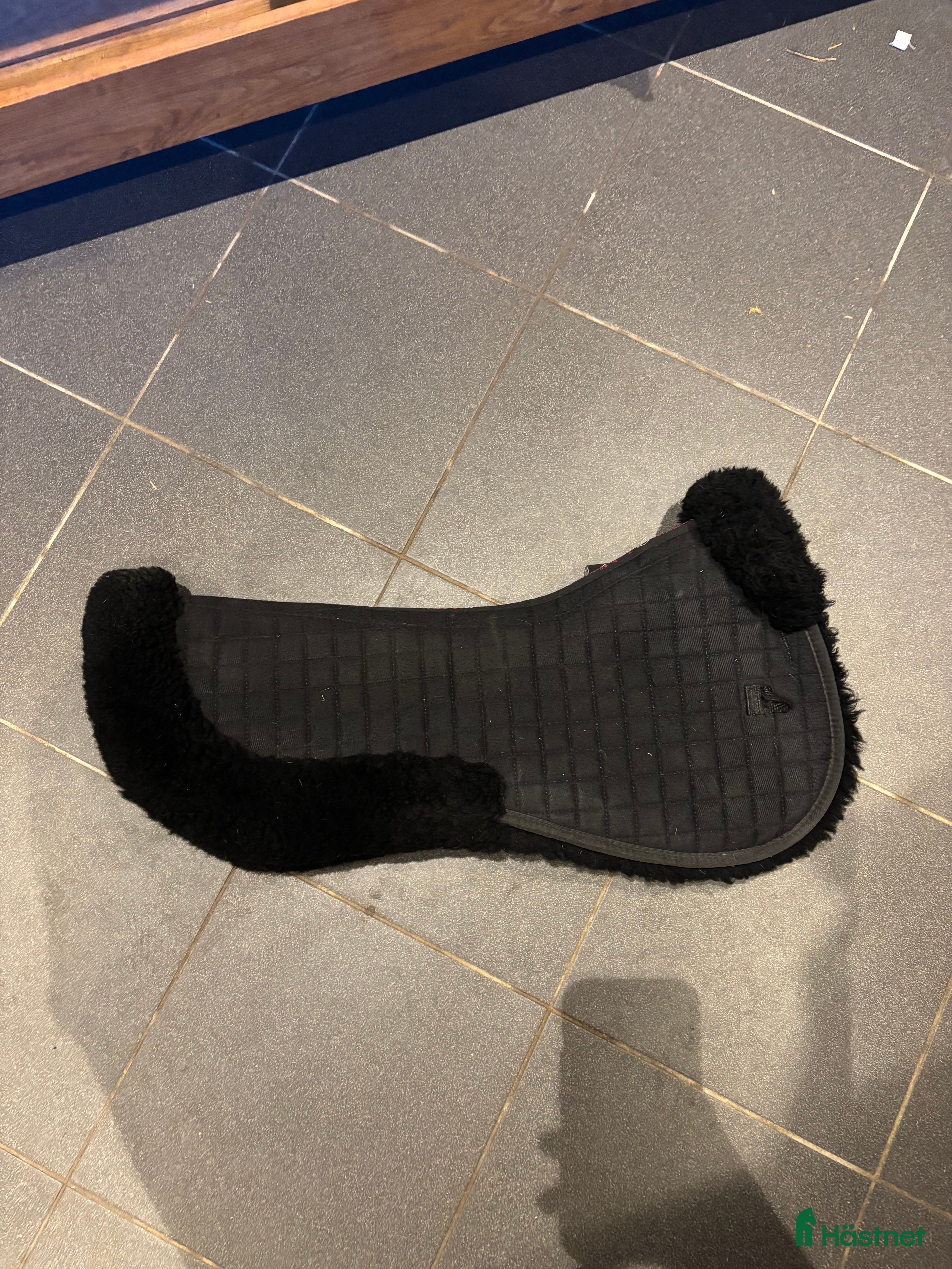 Sadeltillbehör hästutrustning till salu: Svart fårskinnspadd LeMieux i Stjärnhov - Annons 17