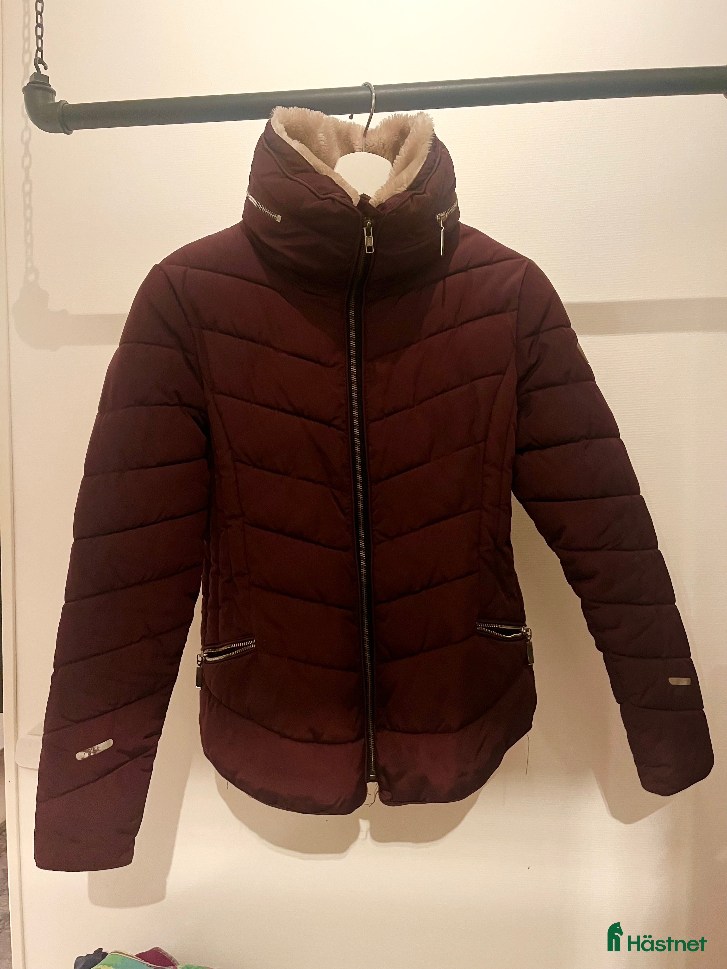 Jackor & Kavajer ryttarutrustning till salu: Vinröd vinterjacka säljes i Kalmar - Annons 20