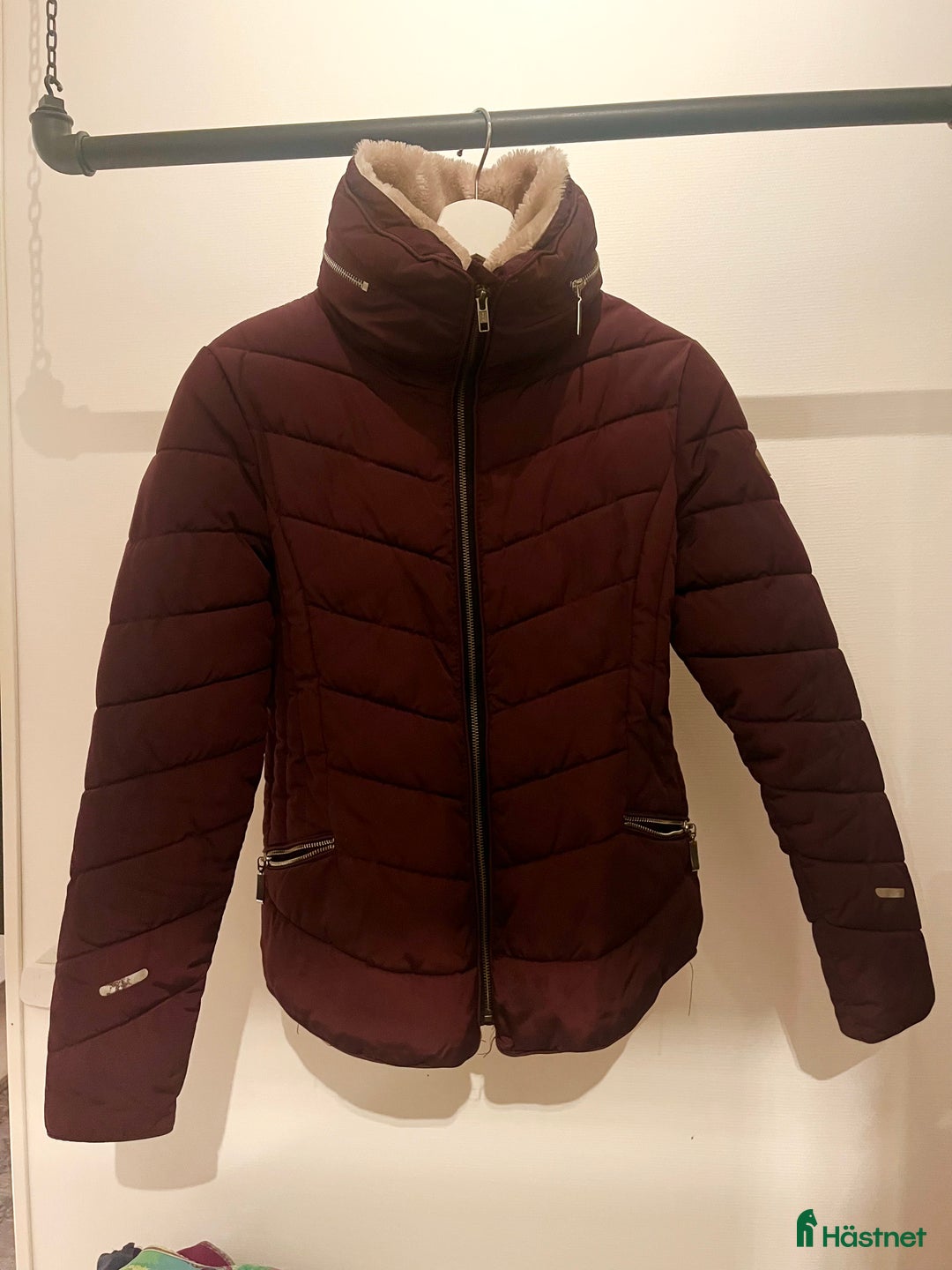 Jackor & Kavajer ryttarutrustning till salu: Vinröd vinterjacka säljes i Kalmar - Annons 1