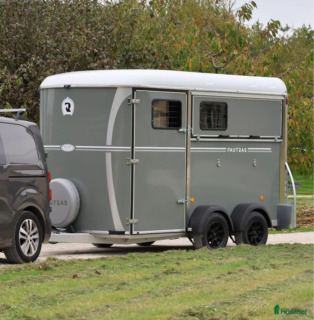 Hästtransporter  fordon & transport till salu: Oblic X -stor diagonallastad modell + sadelkammare - Annons 1