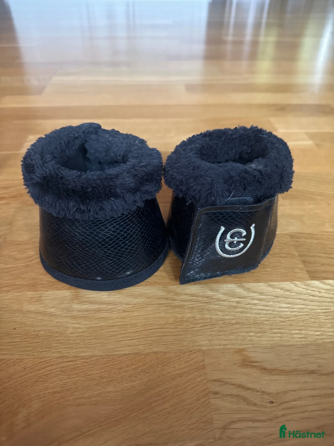 Benskydd hästutrustning till salu: Equestrian Stockholm boots🖤 - Annons 1