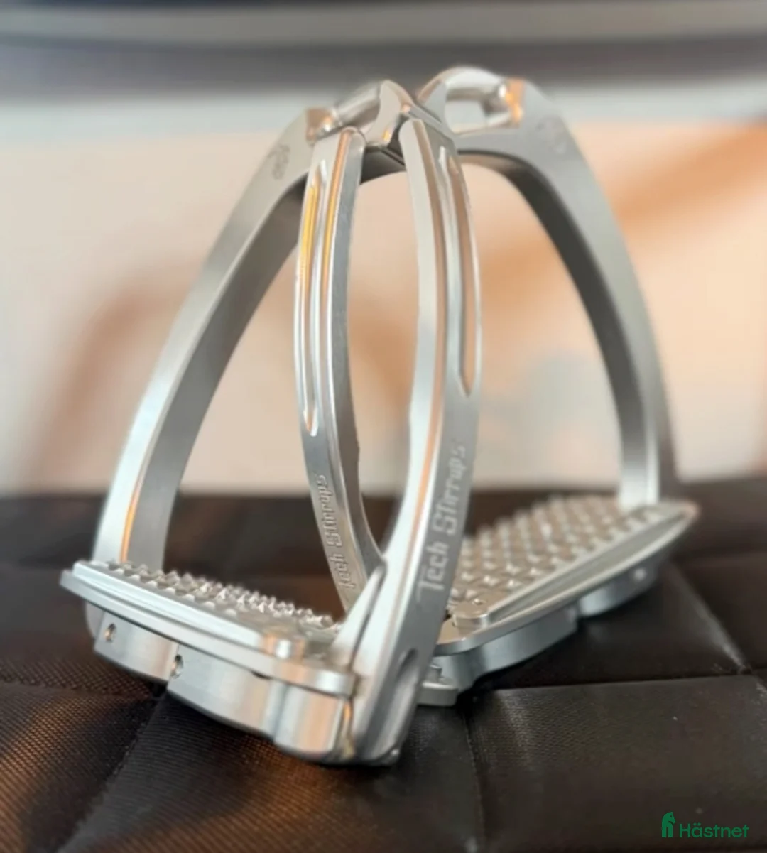 Stigbyglar hästutrustning till salu: Venice Dressage Sloped Tech stigbyglar  - Annons 1