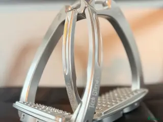 Stigbyglar hästutrustning Venice Dressage Sloped Tech stigbyglar - Annons 2