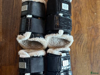 Benskydd hästutrustning till salu: Ps of Sweden benskydd, käkrem och pannband i Rättvik - Annons 1