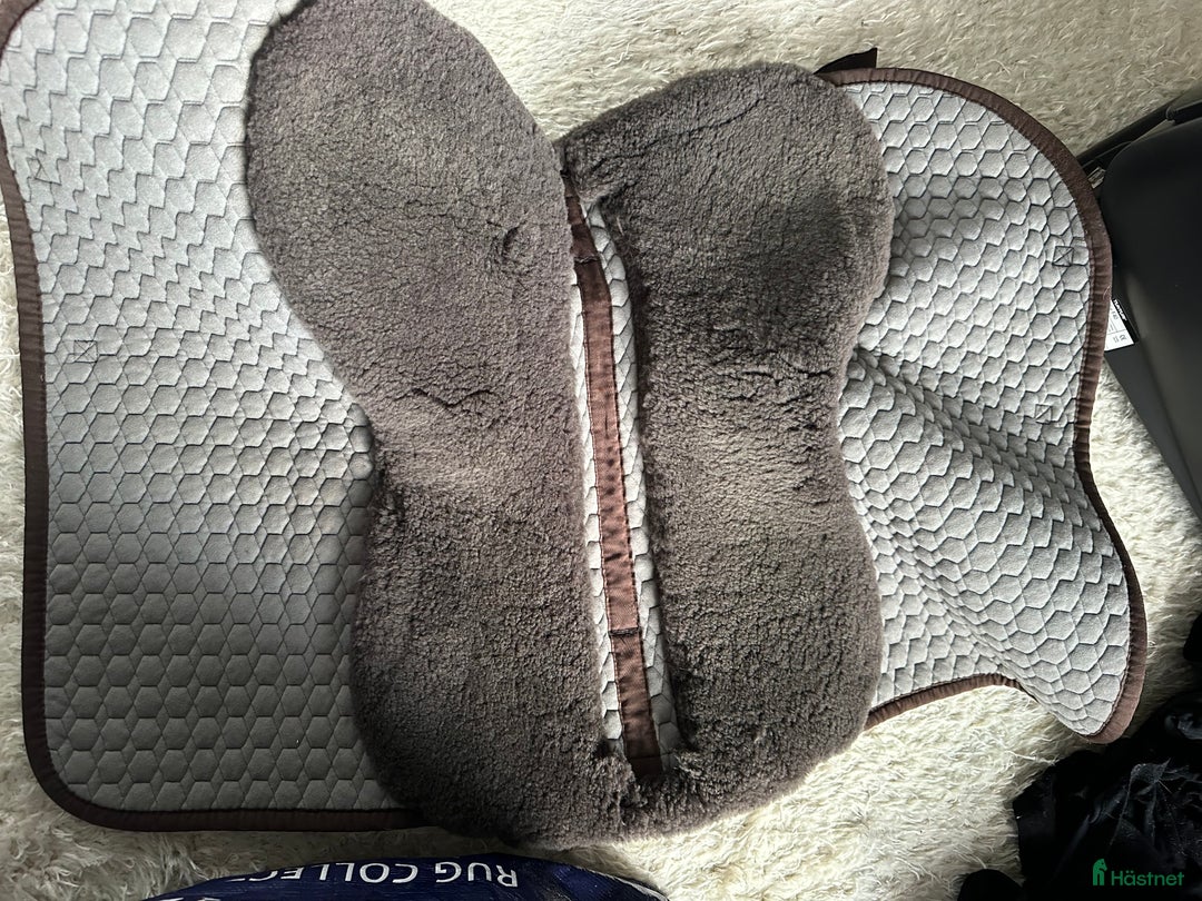 Schabrak & Vojlockar hästutrustning till salu: Mattes schabrak med fårskinn stl L - Hopp - brunt i Stockholm - Annons 3