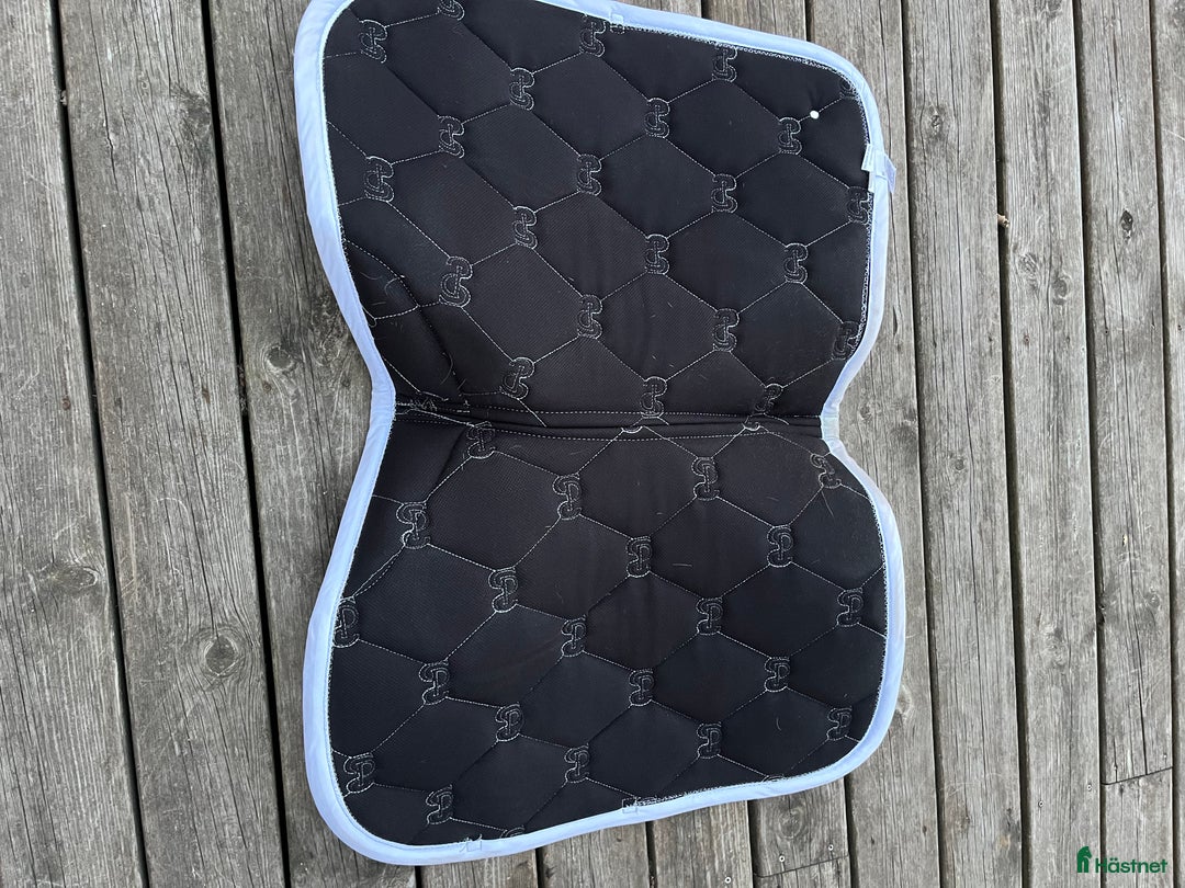 Schabrak & Vojlockar hästutrustning till salu: Fint PS of SWEDEN schabrak!  i Västervik - Annons 6